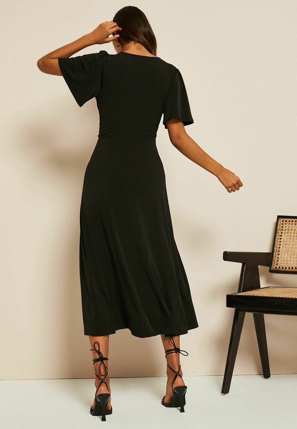 

Дневное платье FLUTTER SLEEVE ROUND NECK MIDI Friends Like These, черный