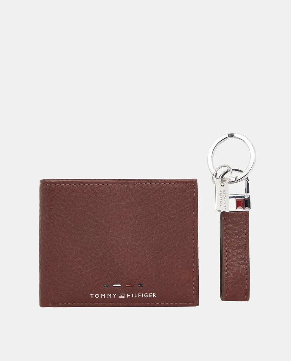 

Комплект из мужского кошелька и брелка коричневого цвета от Tommy Hilfiger