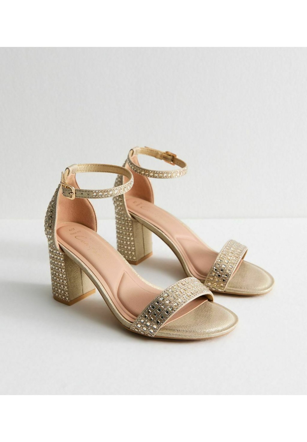 Босоножки на высоком каблуке WIDE FIT GOLD EMBELLISHED BLOCK HEEL SANDALS New Look Wide Fit, золотой — фото 2