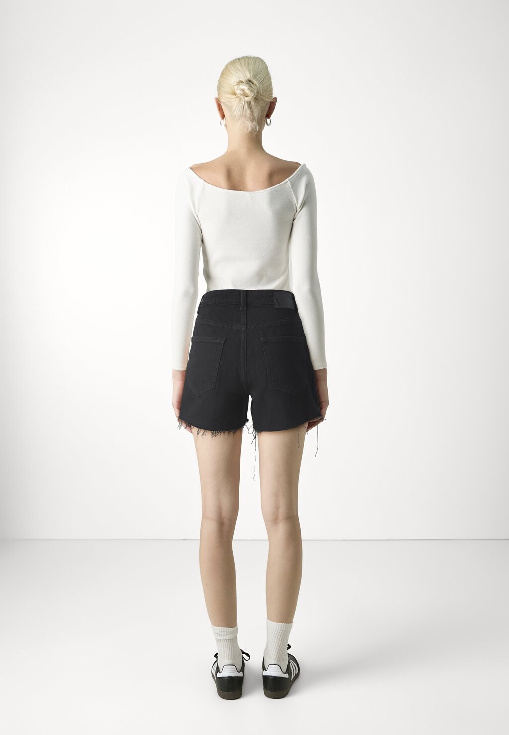 

Джинсовые шорты VMTESS CUT OFF Vero Moda, черный деним