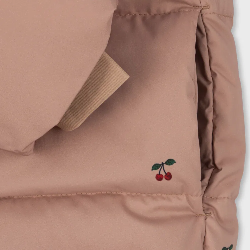 Детская стеганая куртка «Нука Черри» cherry blush от Konges Sloejd — фото 4