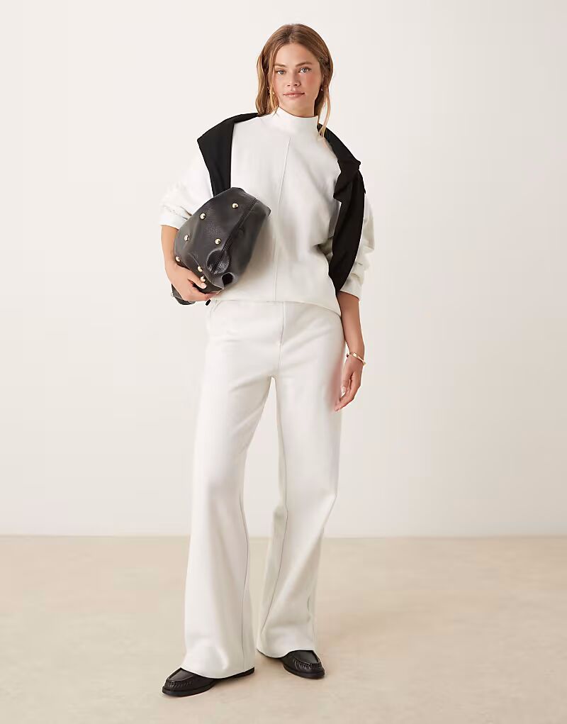 

Зимние белые супермягкие спортивные брюки с широкими штанинами Asos Design