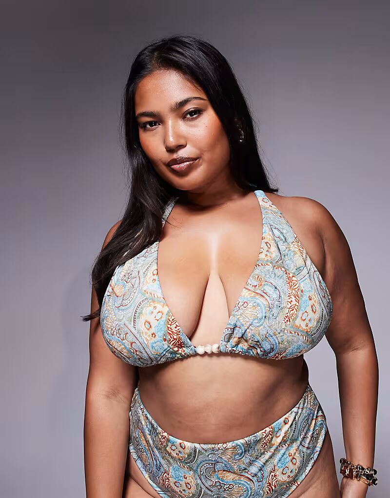 

Бикини-топ Curve Sarah с высоким верхом и треугольными чашечками с принтом шарфа Asos Curve