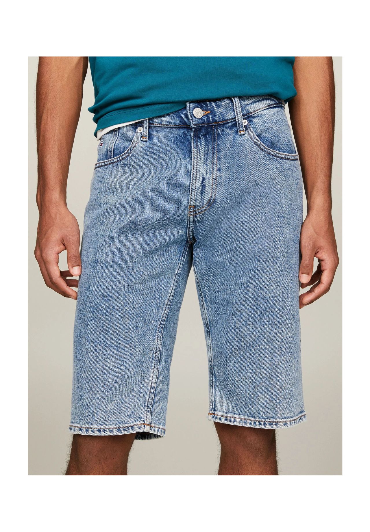 

Мужские джинсы-бермуды длины TOMMY Jeans, цвет 1a4 Denim Medium