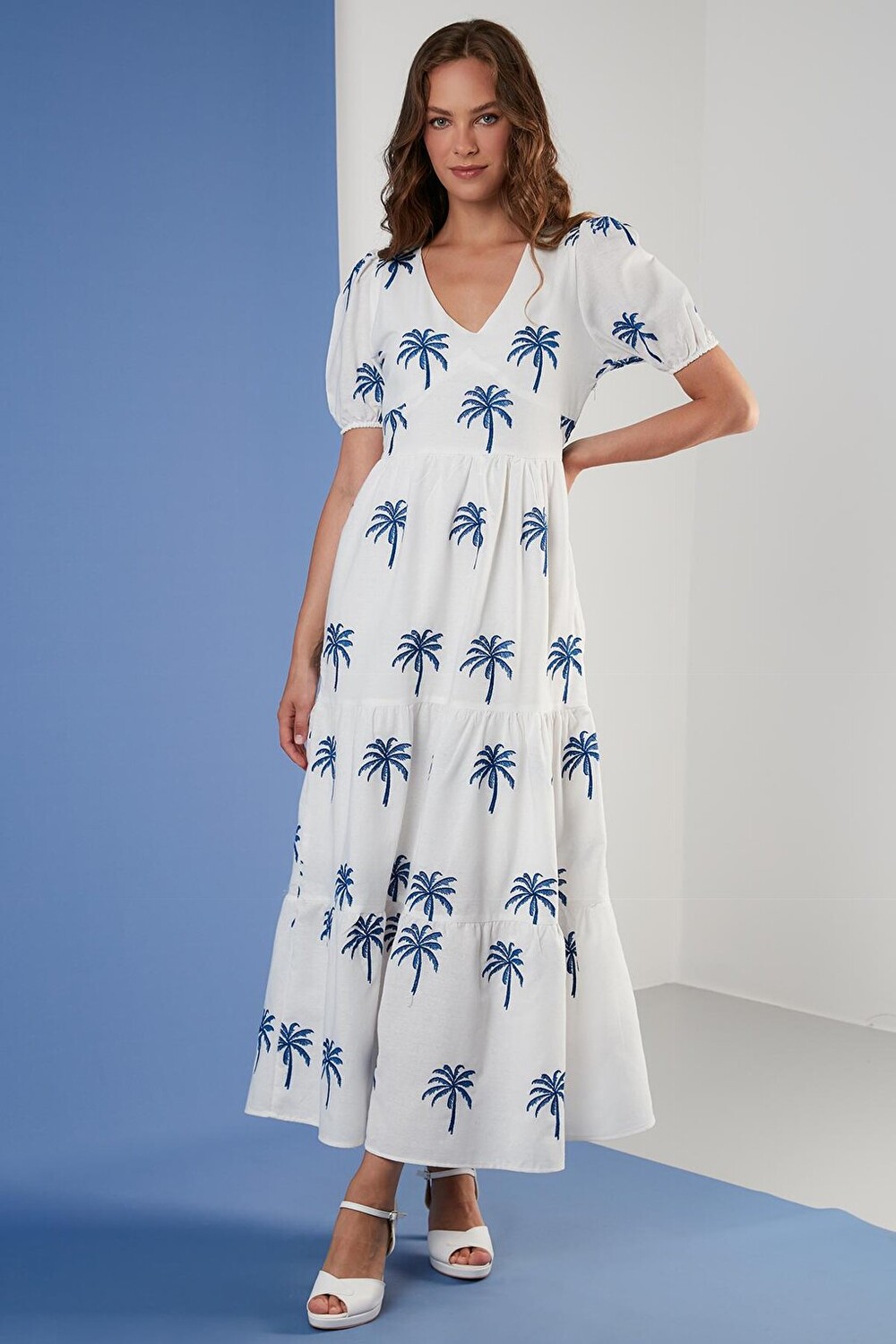 

Длинное платье с короткими рукавами и V-образным вырезом с вышивкой 42190323 Lela