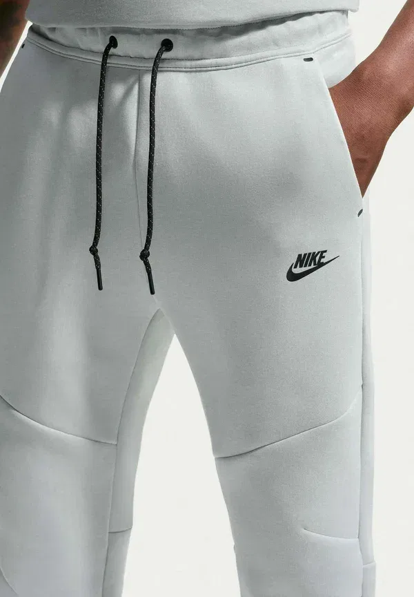 Тренировочные штаны Nike Sportswear M nk tch flc jggr tracksuit bottoms, светло-дымчато-серый, холодный серый, вольт — фото 3