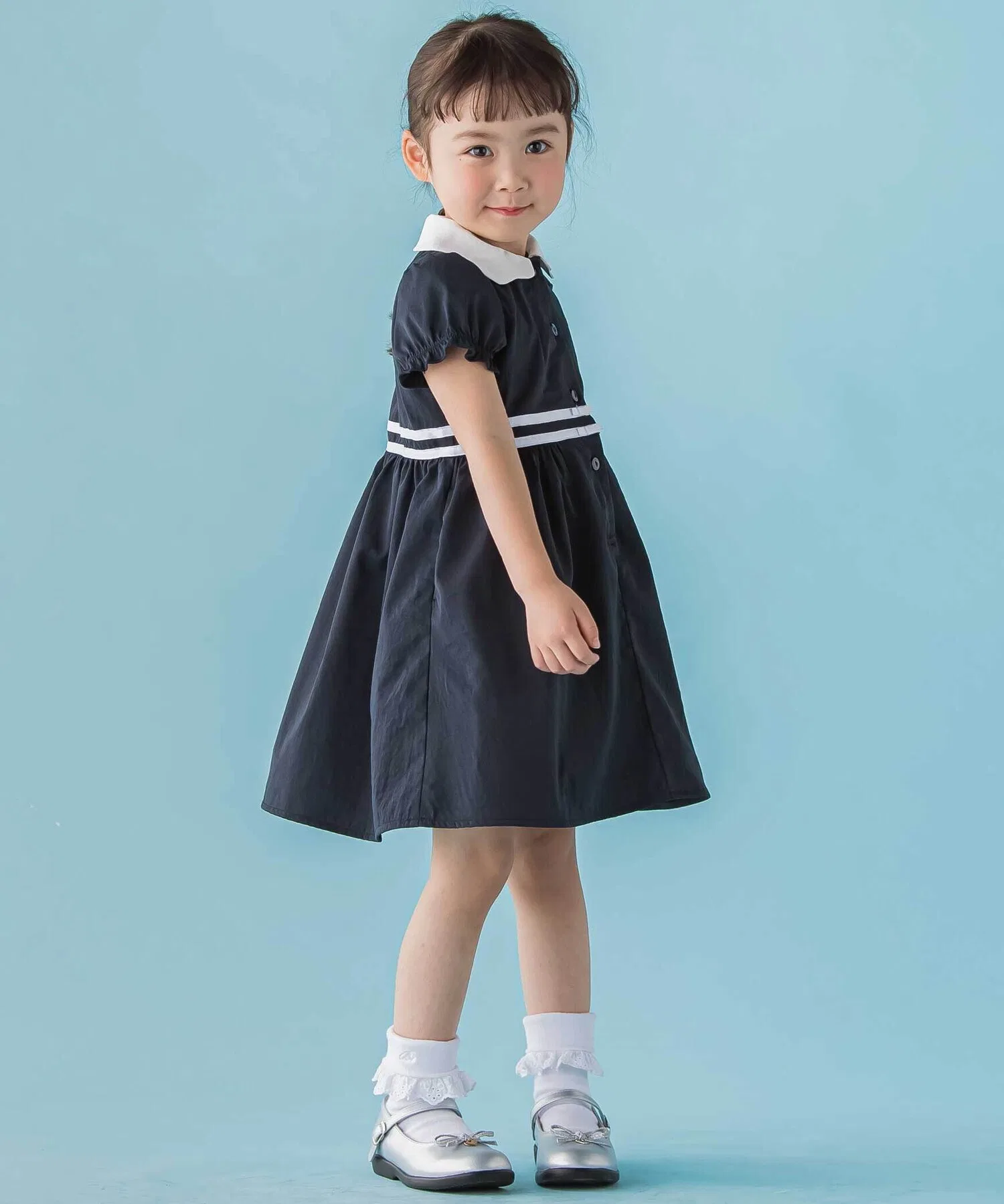 Детское платье с воротником BeBe Petits Pois Vert с вышивкой-ленточкой чёрное — фото 4