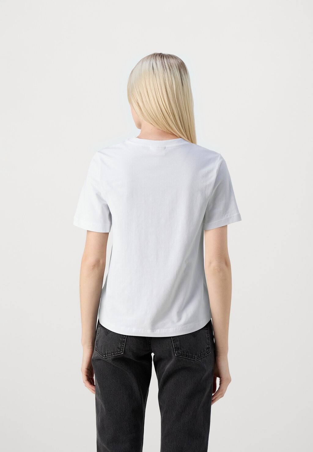 

Базовая футболка Basic Original Tee Gina Tricot, белая