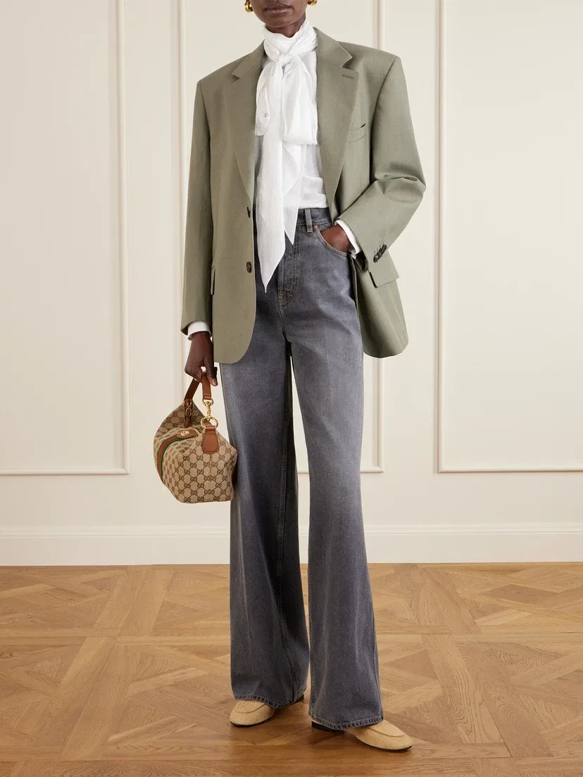 Лоферы из замши с тисненым логотипом и украшением в виде стремени GUCCI, бежевый — фото 4