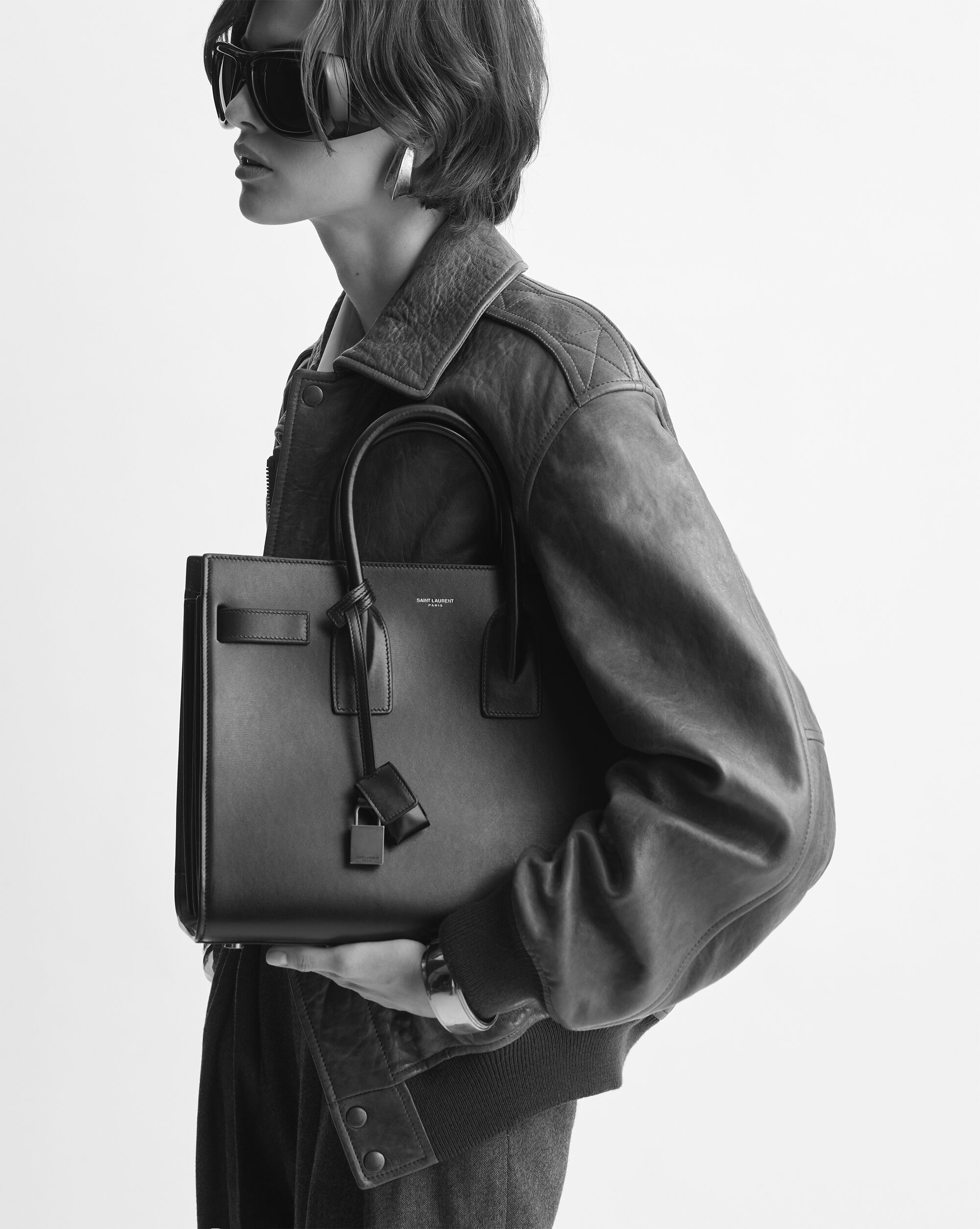 Сумка SAC DE JOUR в своем культовом размере Saint Laurent, серый/серебряный — фото 2