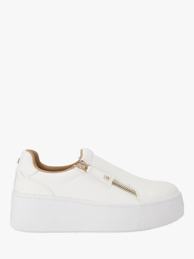 Лотти надевает кроссовки KG Kurt Geiger, белый