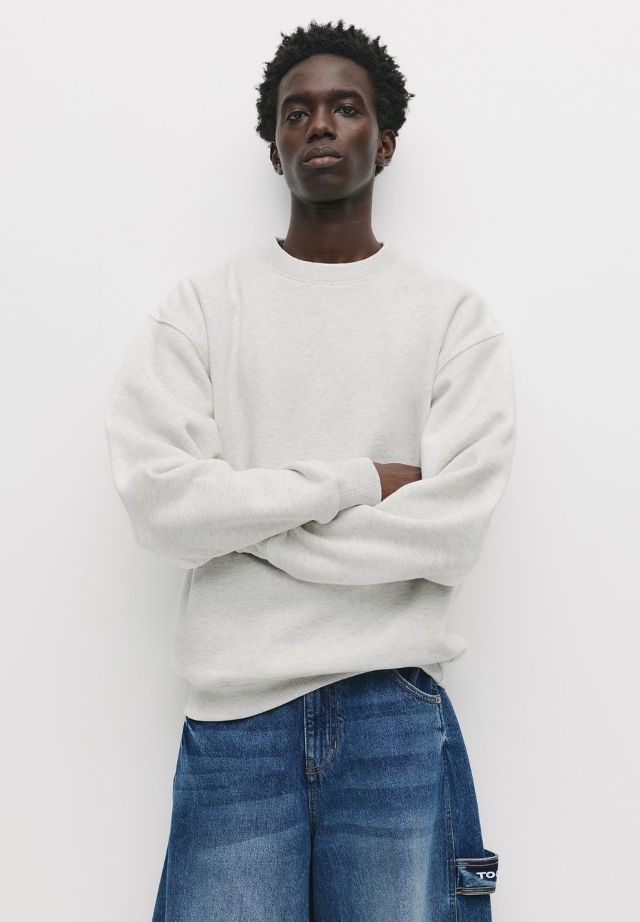 

Толстовка PULL&BEAR ROUND NECK, White Denim