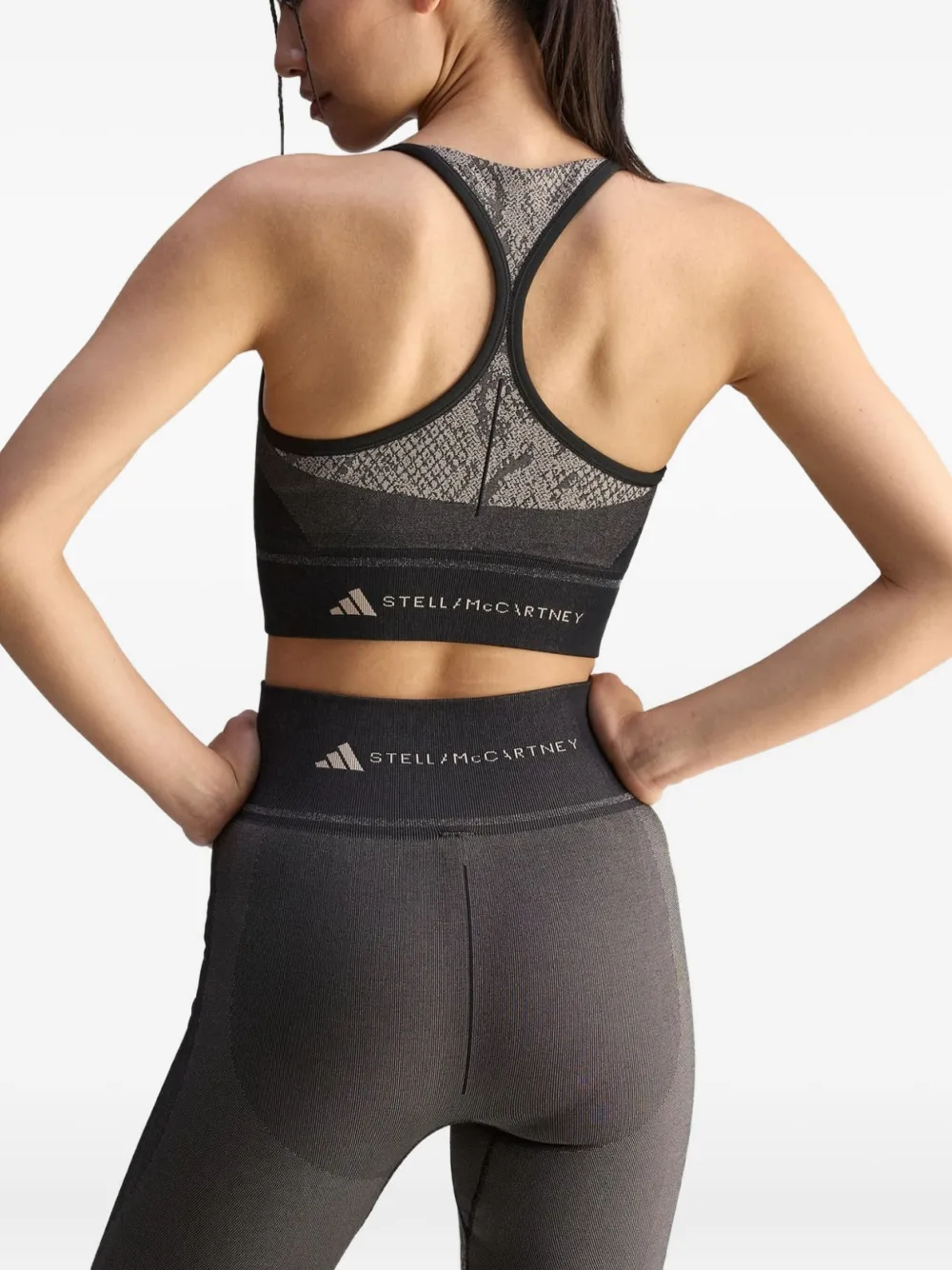 Спортивный бюстгальтер со змеиным принтом adidas by Stella McCartney, черный — фото 3