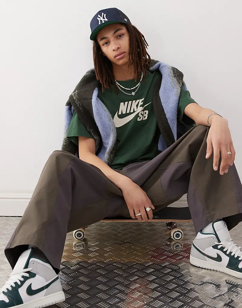 

Футболка с центральным логотипом Nike SB зеленого цвета