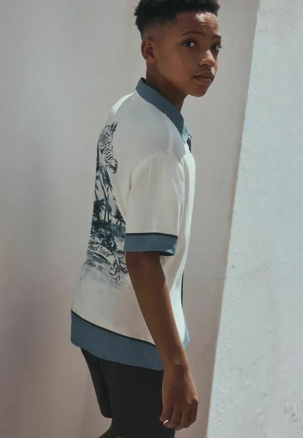 Рубашка Next, Regular fit short sleeve revere collar, бело-голубая с пальмовым узором — фото 4