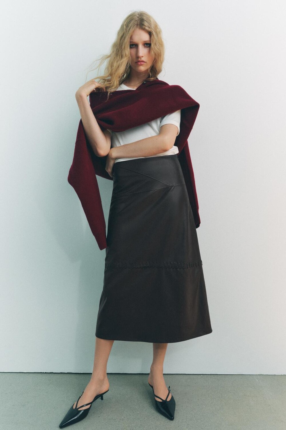 

Юбка миди из искусственной кожи ZARA, цвет aubergine