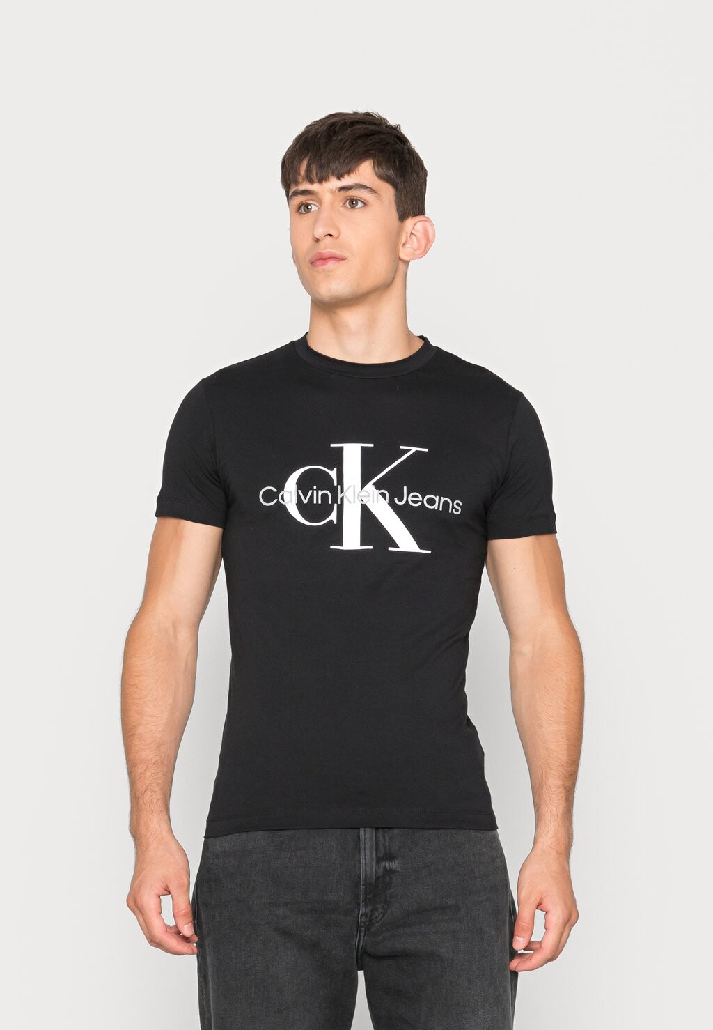 

Футболка мужская Calvin Klein Jeans облегающая с логотипом бренда, черный