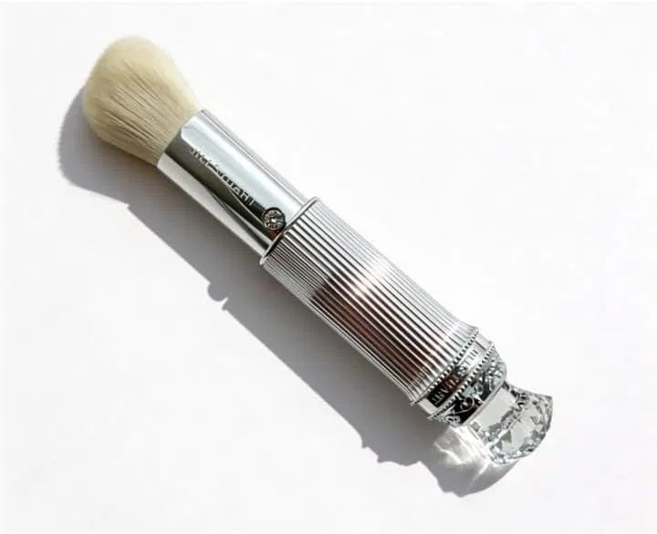 Кисть для румян Jill Steart White De Beauty