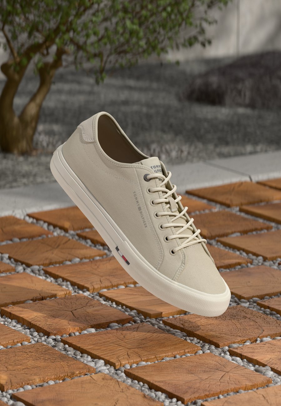 

Кроссовки Tommy Hilfiger STREET, Newsprint/Beige