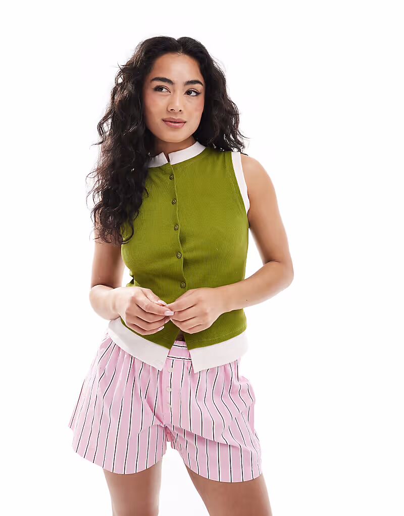 

Двухслойная майка на пуговицах ASOS DESIGN с контрастным узором оливкового цвета