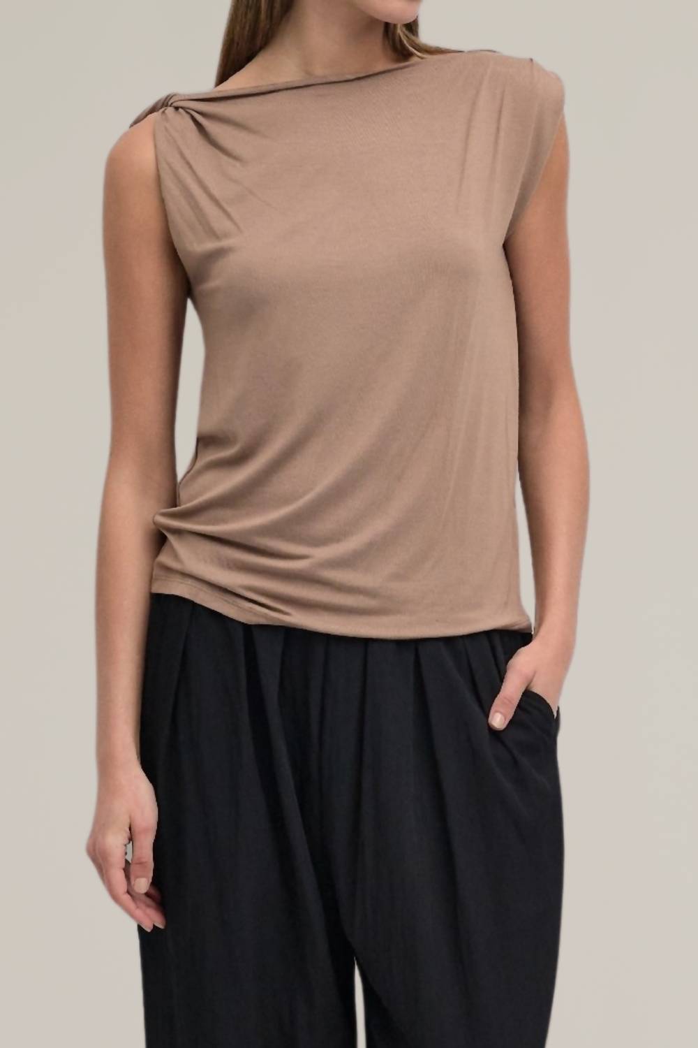 

Мягкий трикотажный топ с крученым узором в цвете латте MOD REF, Latte