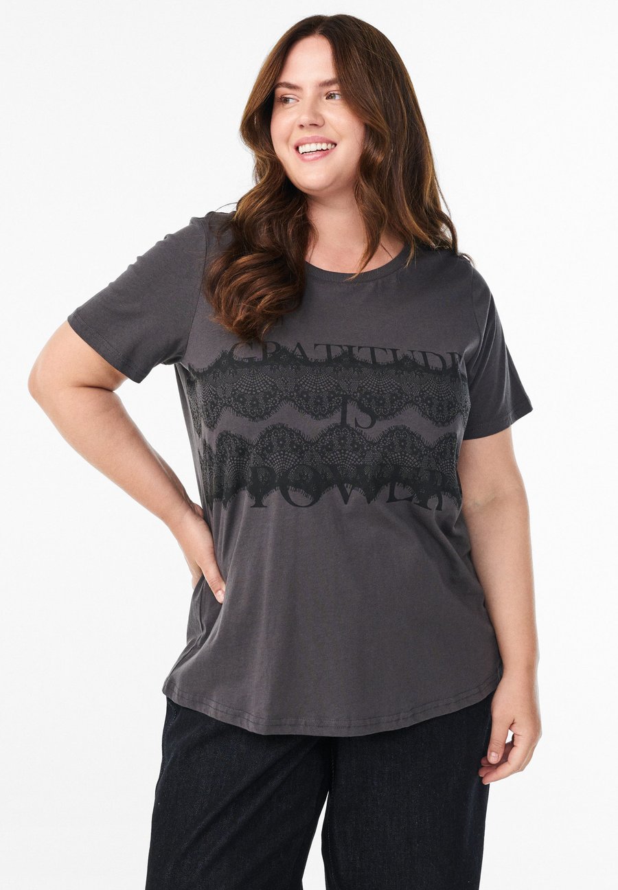 

Футболка Zizzi Print T-shirt, Asphalt W Blonde/Dark Grey, Серый, Футболка Zizzi Print T-shirt, Asphalt W Blonde/Dark Grey