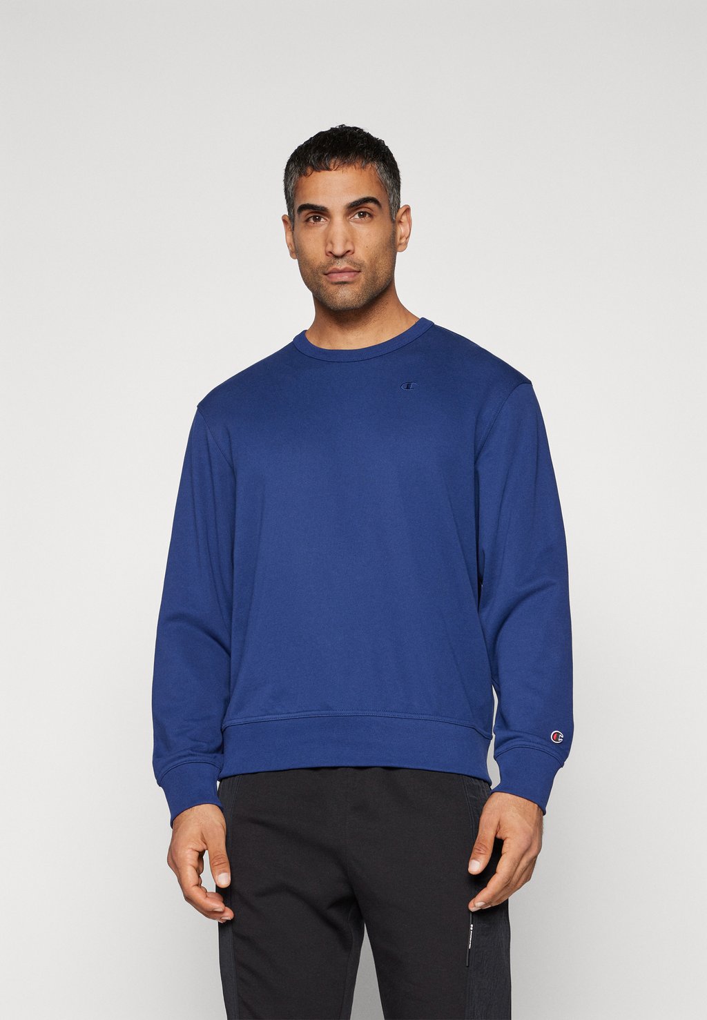 

Толстовка ICONS CREWNECK WITH SMALL TONAL LOGO Champion, темно-синий
