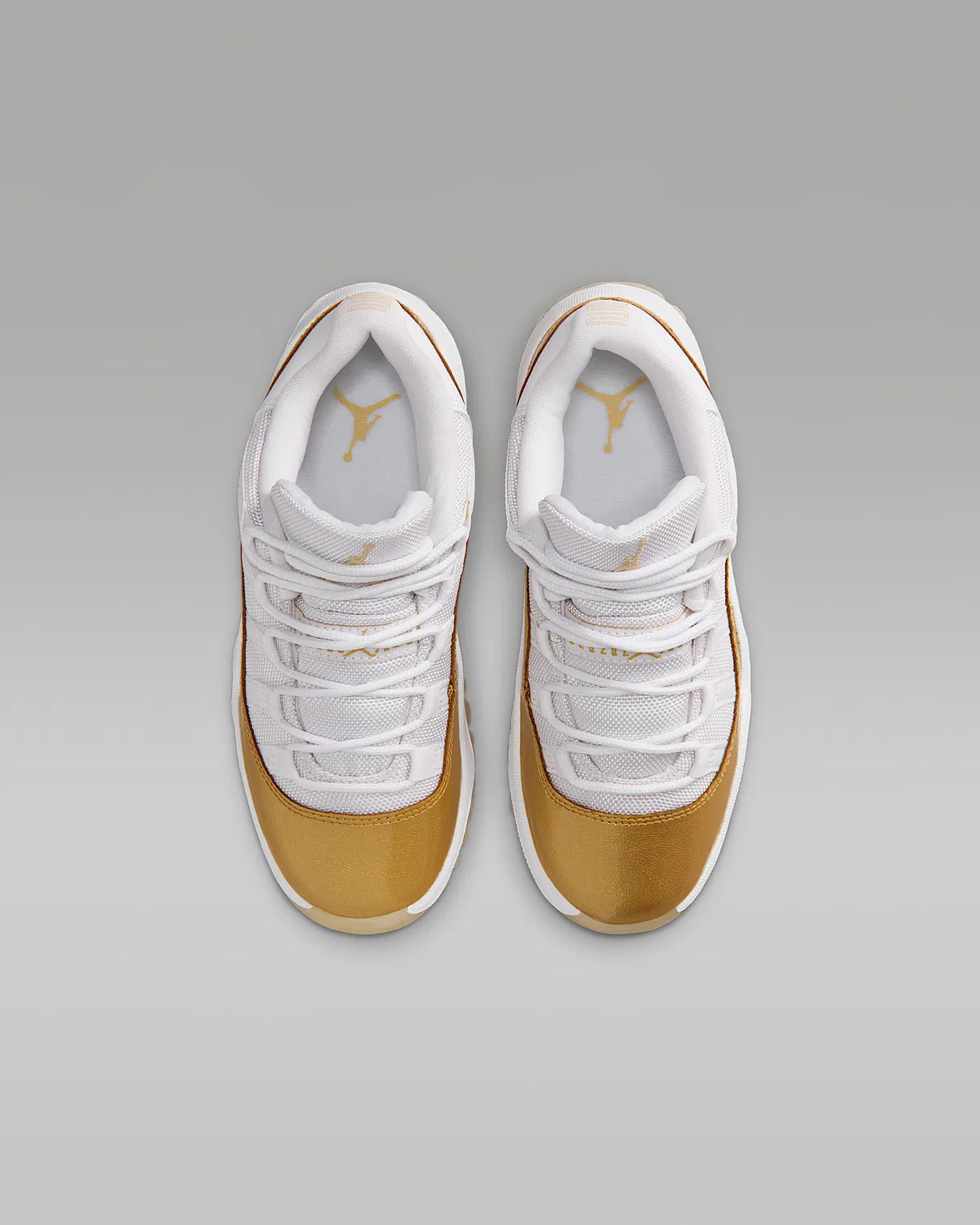 Детские кроссовки Jordan 11 Retro Low "Mother's Day", White/Team Gold/Metallic Gold — фото 4