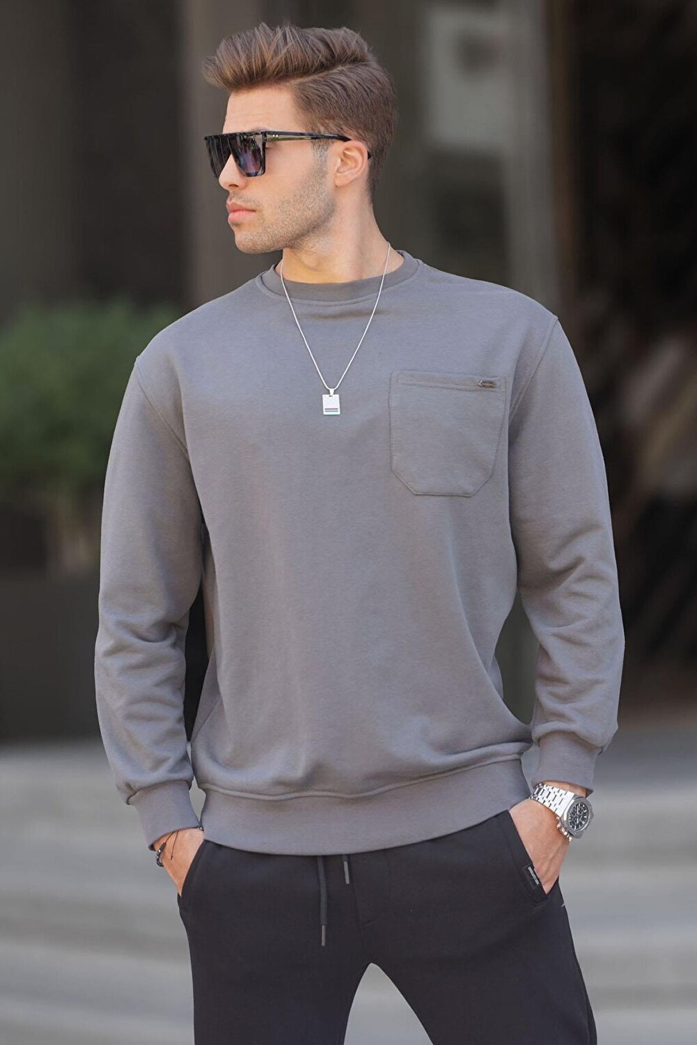 

Черный базовый свитшот Regular Fit 6136 MADMEXT, копченый