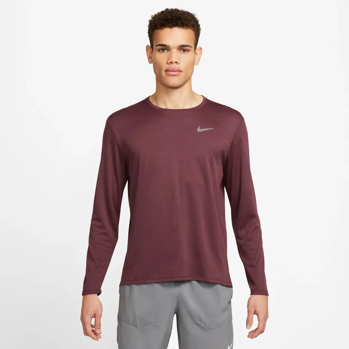 

Футболка для бега Nike "DRI-FIT UV MILER MEN'S LONG-SLEEVE RUNNING TOP", серебристый