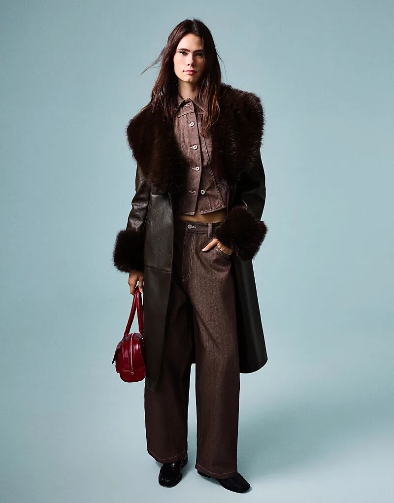 

Пальто Bershka из искусственной кожи с контрастным искусственным мехом коричневого цвета