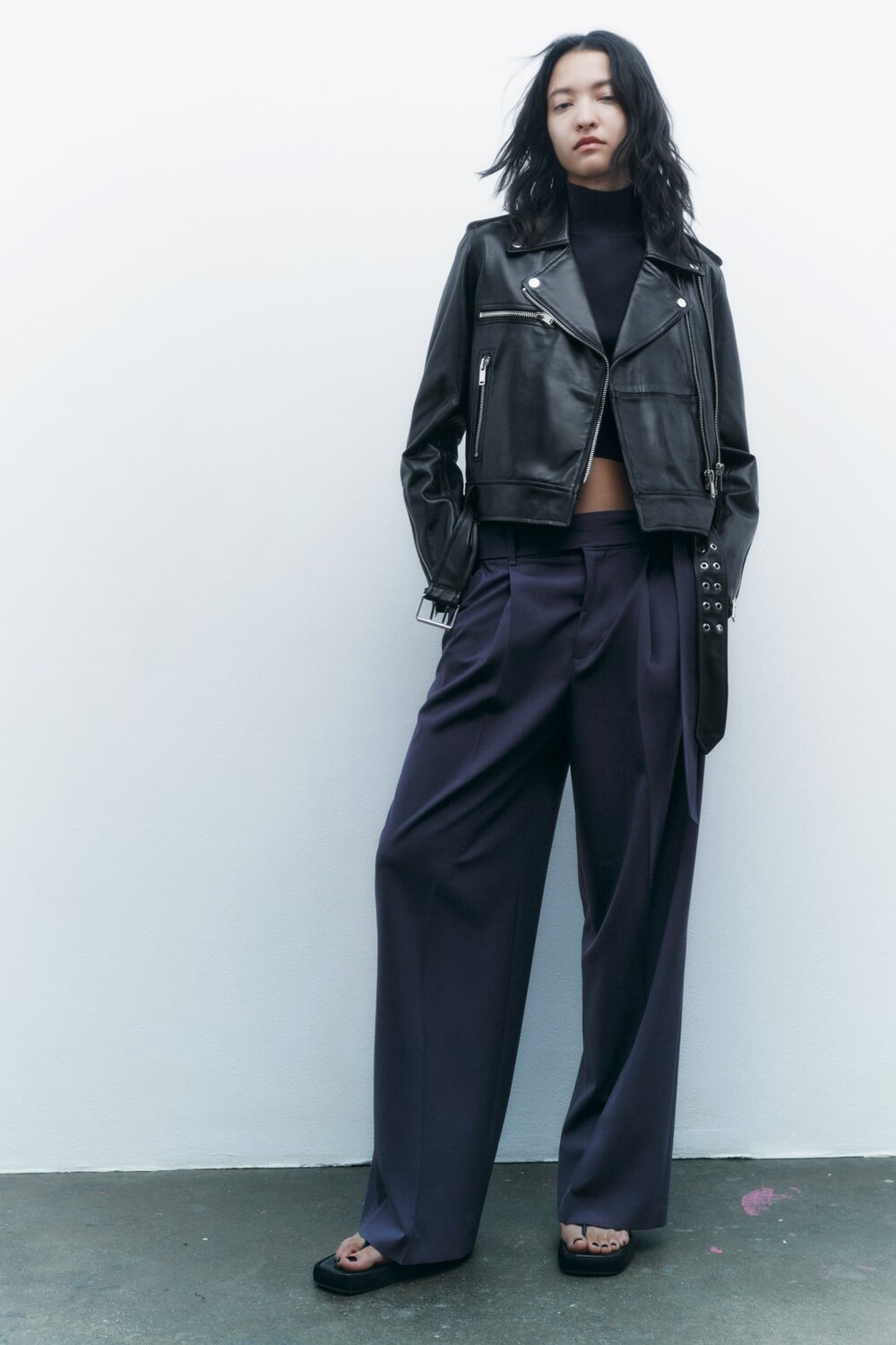 

Кожаная куртка с молниями ZARA, черный