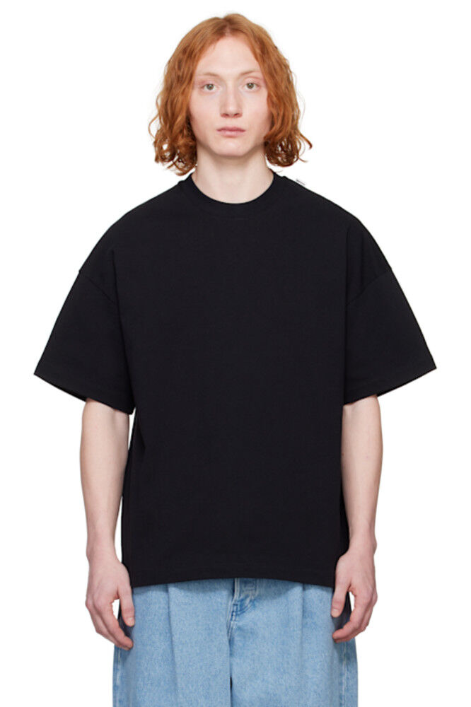 

Футболка с черным логотипом и флагом на плече Jil Sander