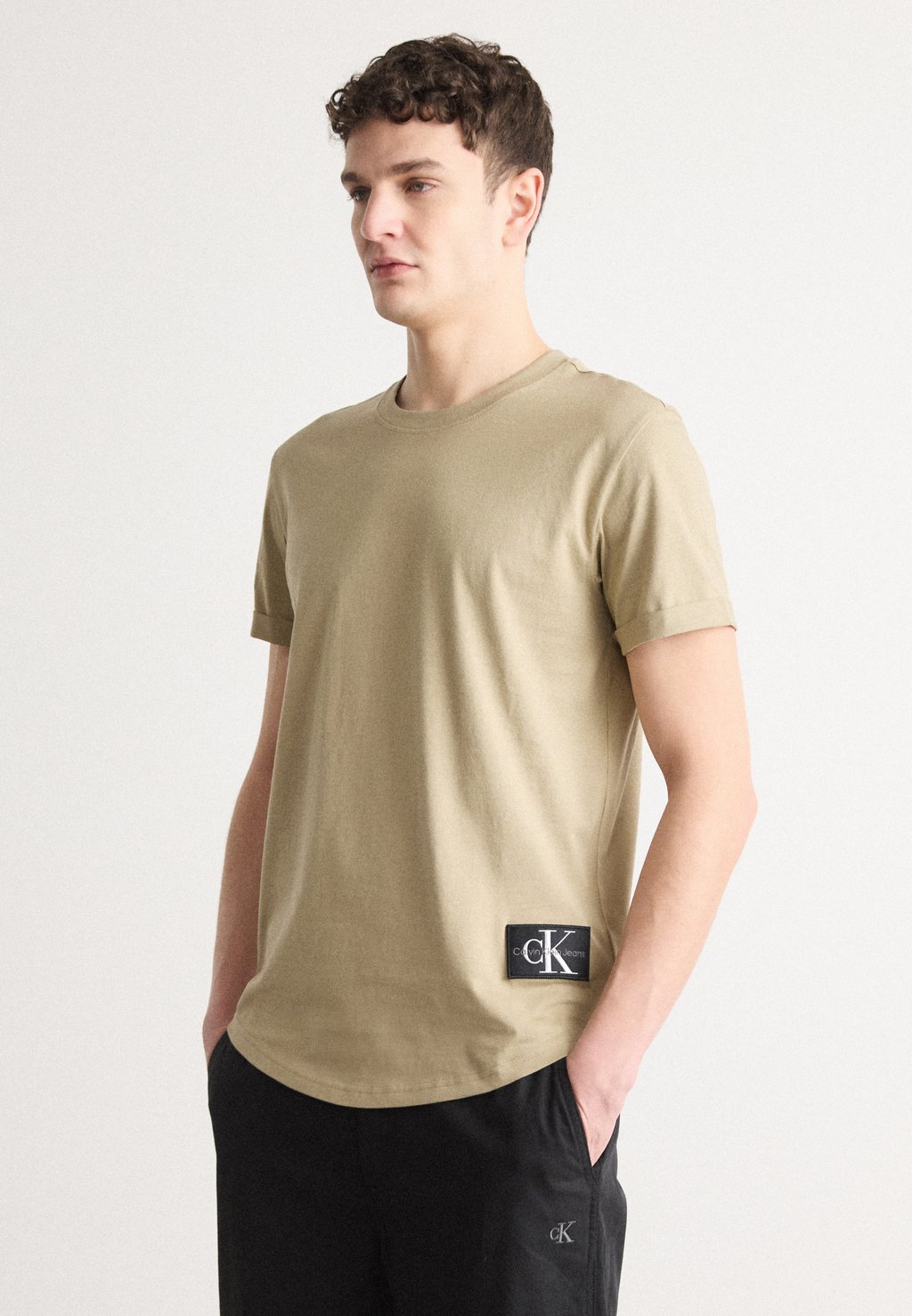 

Базовая футболка BADGE TURN UP SLEEVE Calvin Klein Jeans, светло-коричневый