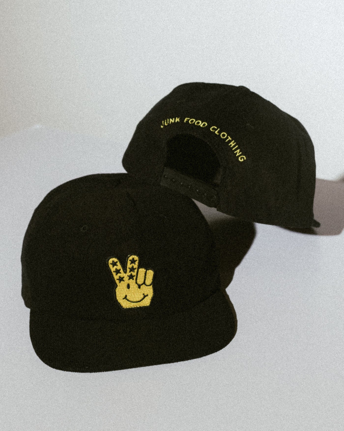

Шапка с нашивкой JF Peace + Smiles Junk Food Clothing, черный