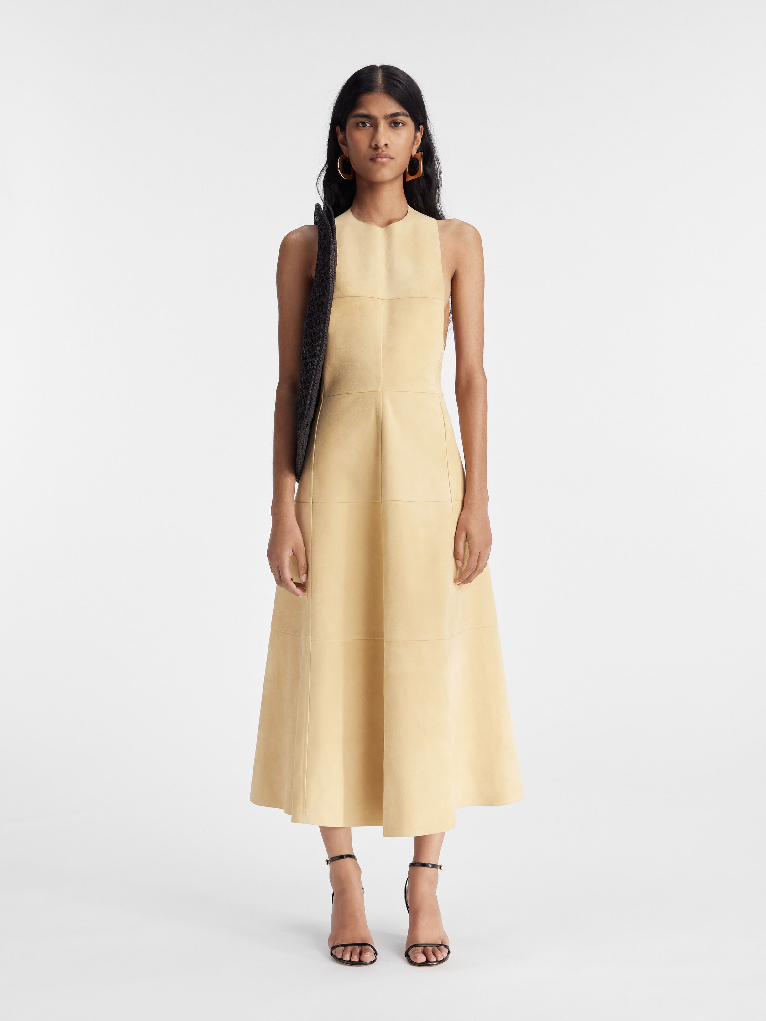 

Платье из замши с бретелью через шею JACQUEMUS The Favola dress, бежевый