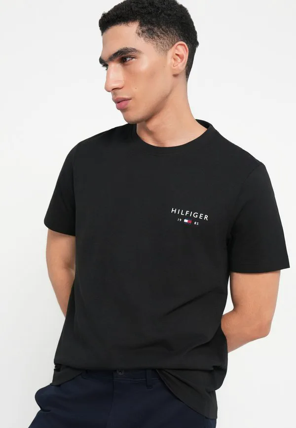 Футболка маленького размера с логотипом бренда, базовая футболка. Tommy Hilfiger, Black — фото 4