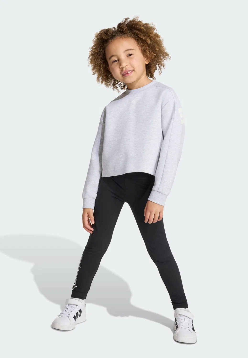 Спортивный костюм Adidas Sportswear Disney Minnie Maus серого и черного цвета — фото 2