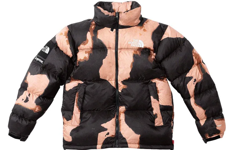 Куртка Nuptse с принтом под выбеленный деним The North Face Supreme, коричневый черный — фото 4