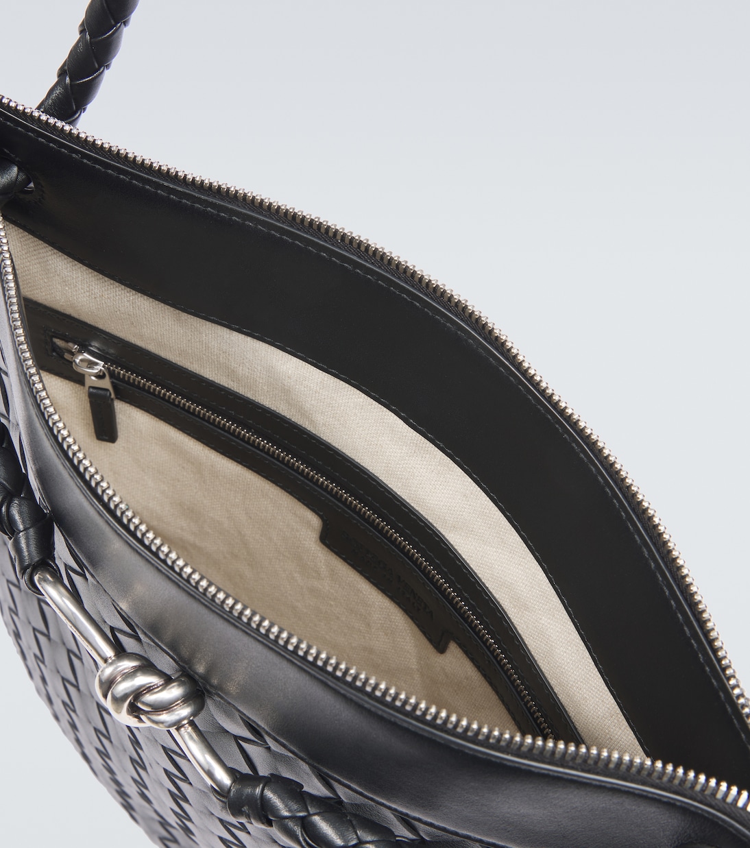 Плоский кожаный мессенджер Intrecciato Andiamo Bottega Veneta, Black-Vintage Silver — фото 4