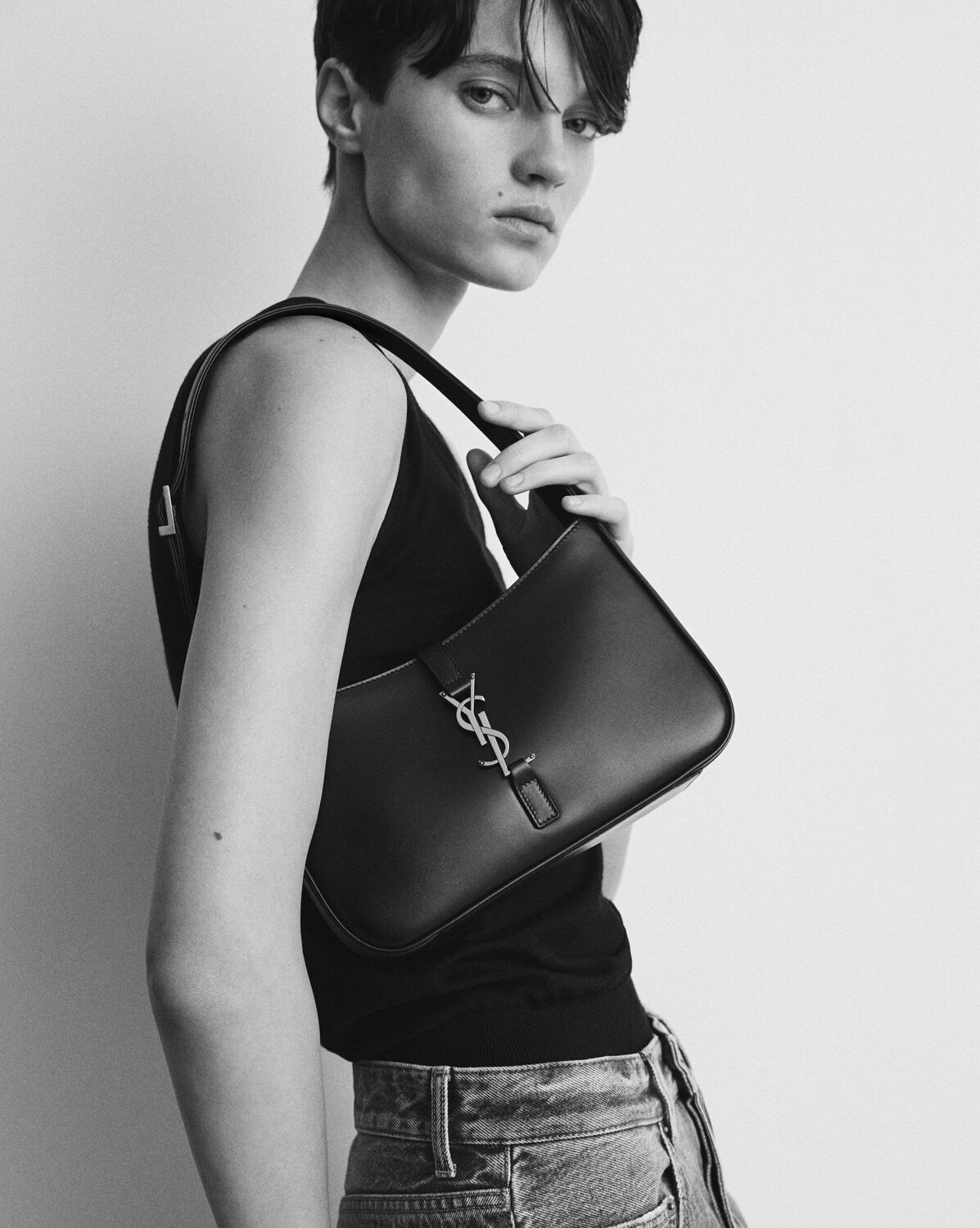 Сумка-хобо с кожаным язычком с логотипом THE CASSANDRE Saint Laurent, черный — фото 2