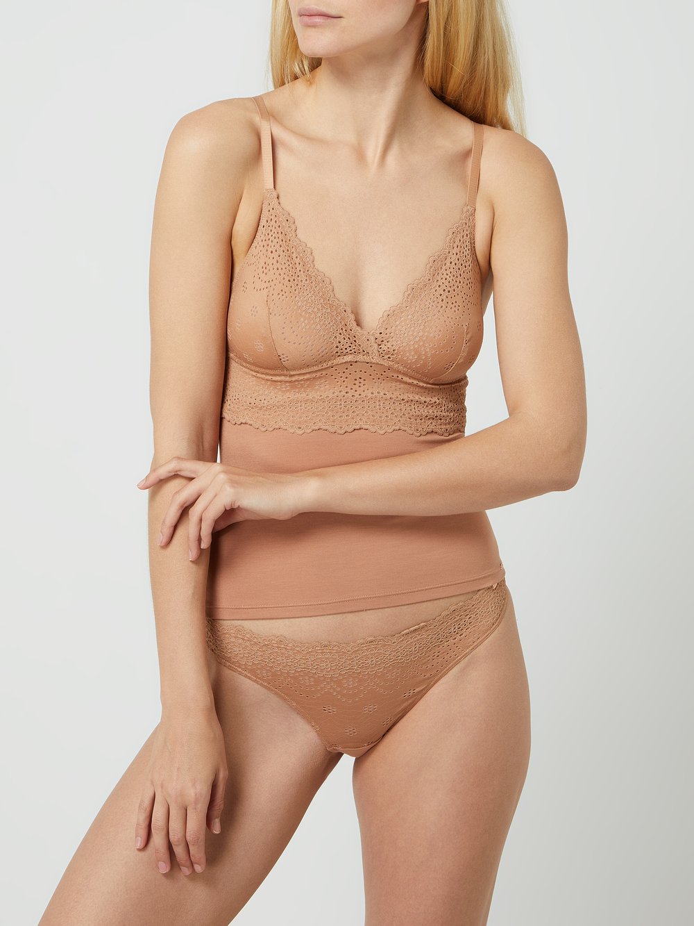 

Стринги с кружевом Skiny, бежевый