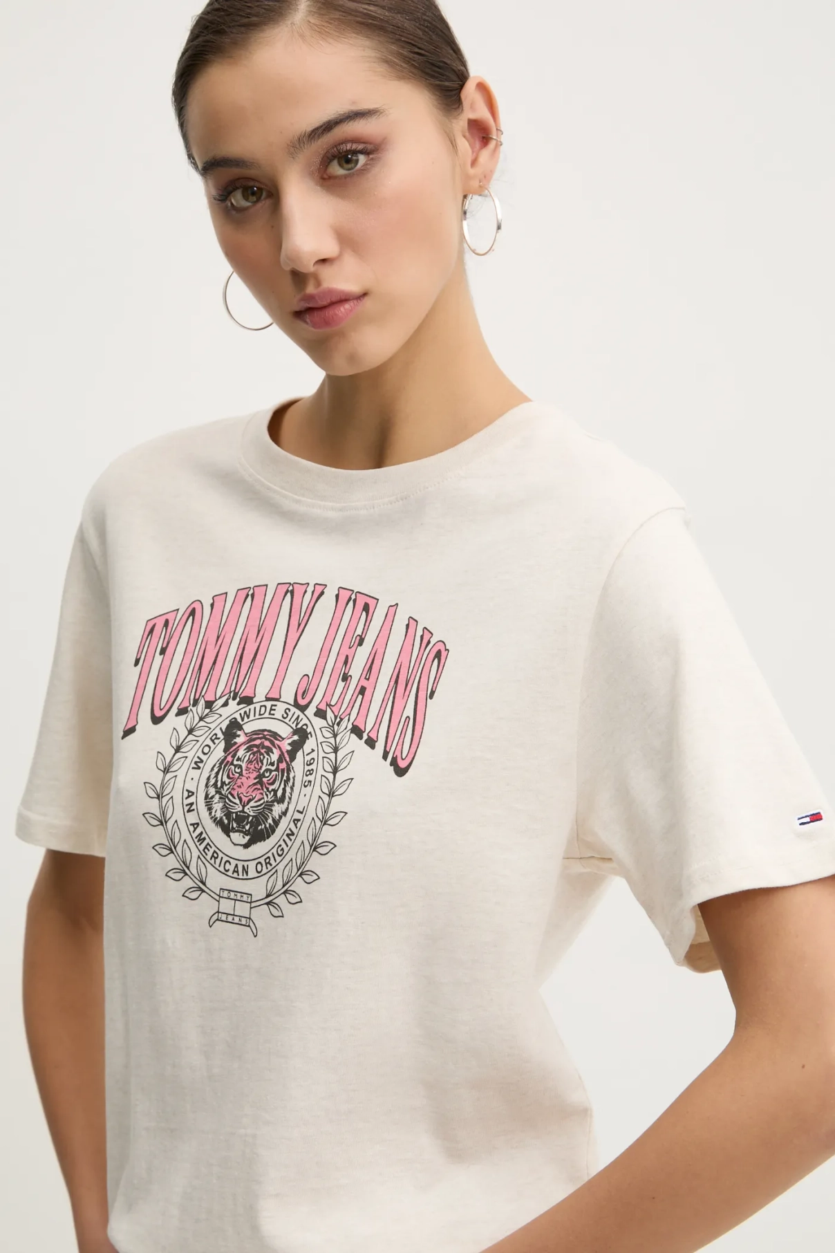

Хлопковая футболка Tommy Jeans, бежевый