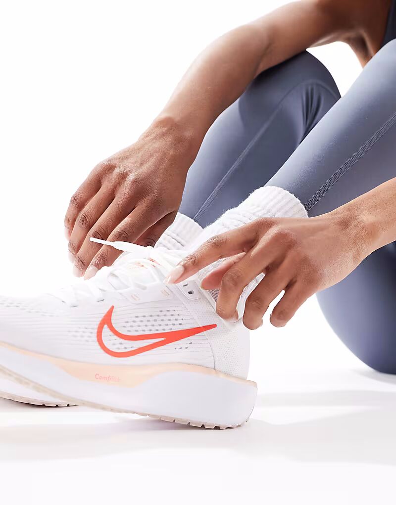 Кроссовки Nike Running Quest 6 белого и красного цветов — фото 2