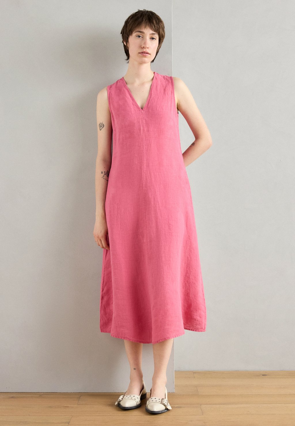 

Повседневное платье DRESS SLEEVELESS V NECK FIT AND FLARE SHAPE CUTLINES Marc O'Polo, Blushed Pink
