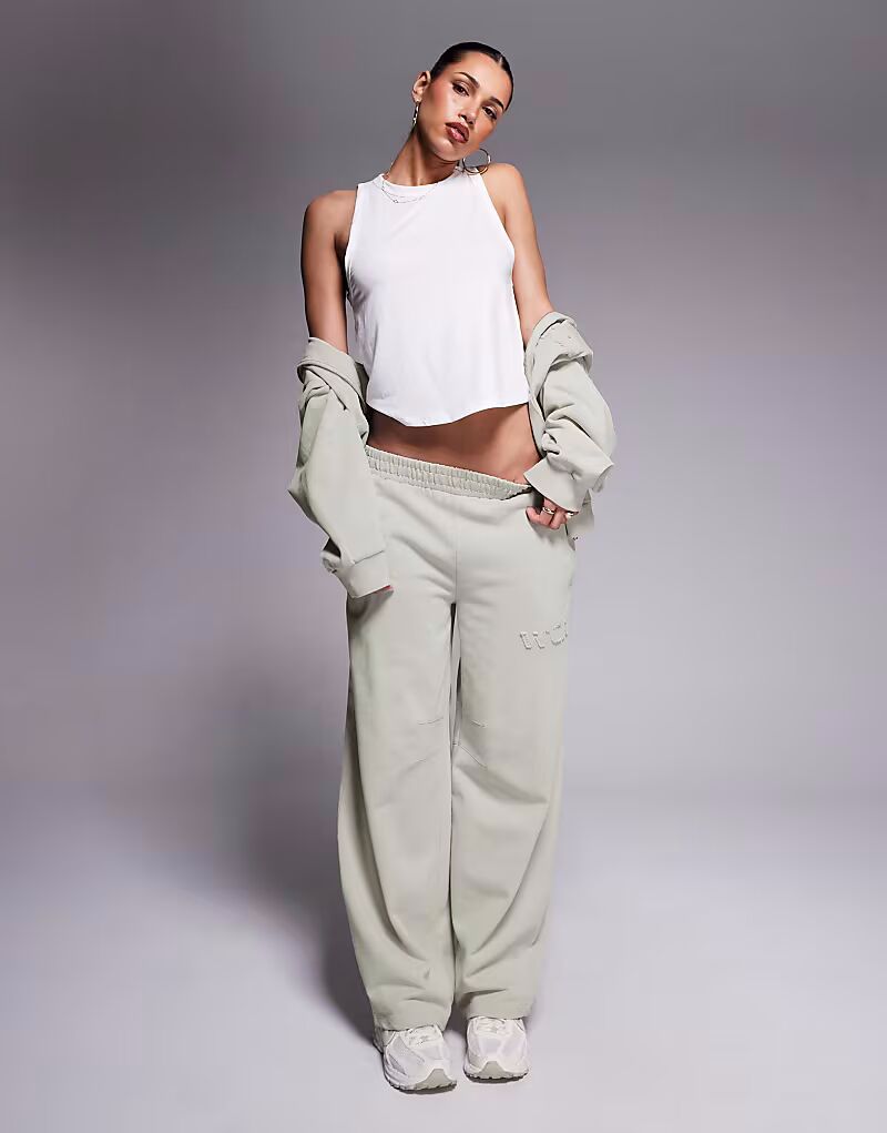 

Тяжёлые брюки Weekend Collective с бочкообразными ногами в цвете шалфейно-зелёный Asos Weekend Collective