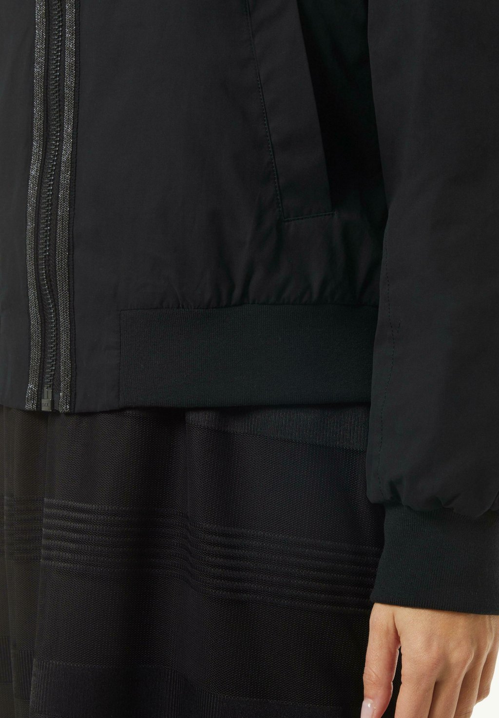 

Куртка-бомбер MIT SCHMUCKDETAILS comma casual identity, черный