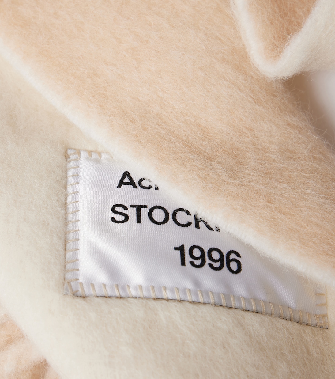 Шарф с бахромой из смеси альпаки и шерсти с логотипом Acne Studios, White/Beige — фото 4