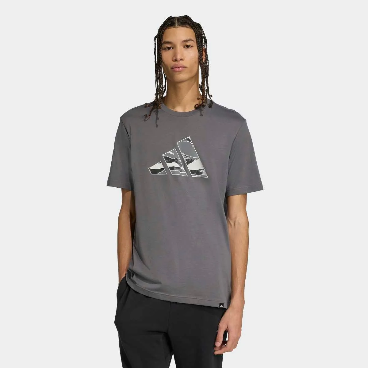 Мужская футболка с камуфляжным логотипом adidas, серый — фото 2