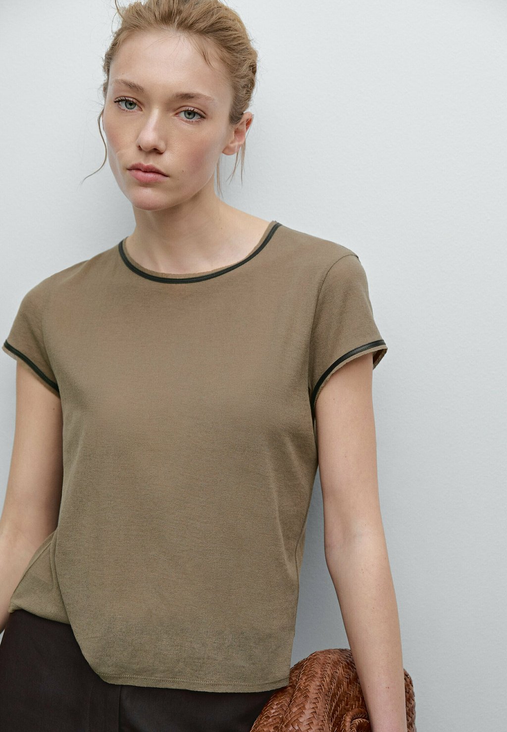 

Базовая футболка CONTRAST WITH TRIMS Massimo Dutti, коричневый